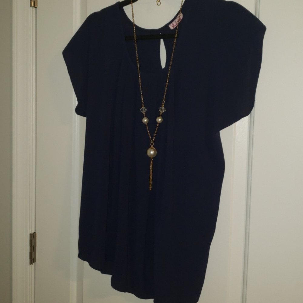 Blouse with detachable necklace